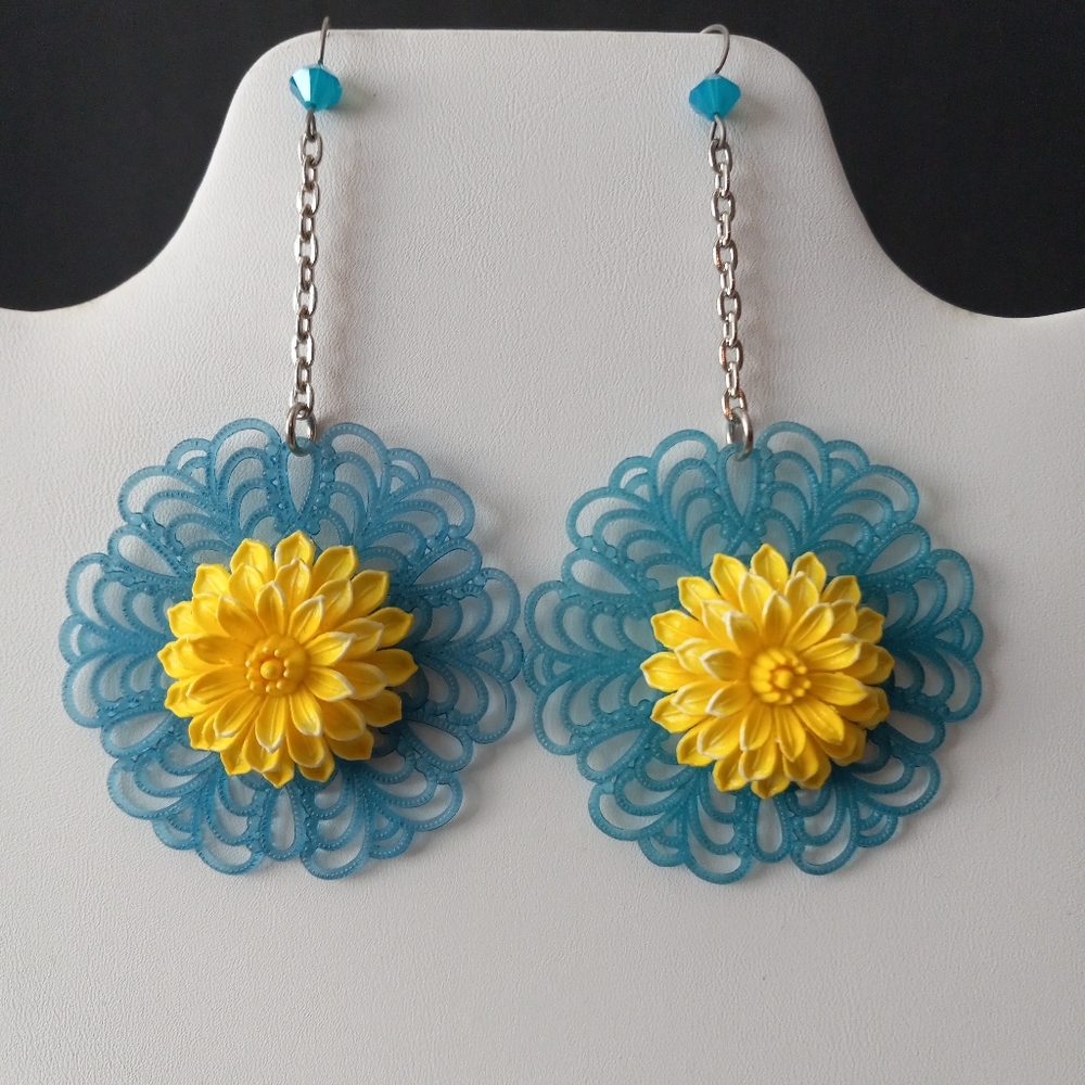 Tarina Tarantino Y2K Flower Dangle Earrings